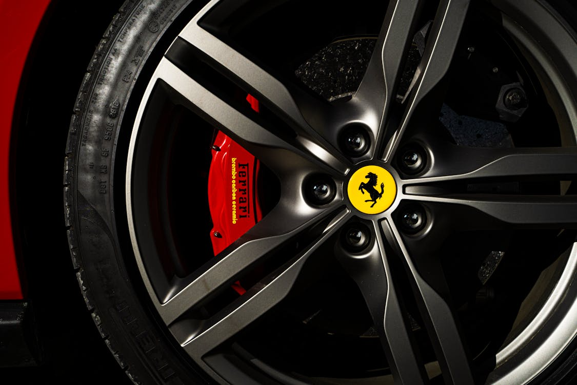 Automobile tyre.